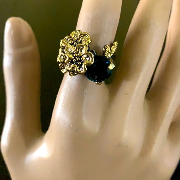 New Pretty London BlueTopaz Rhodium over Silver ring - Picture 12 of 16